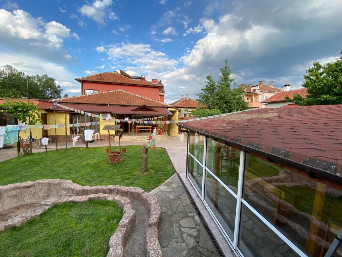 Family Hotel Kavrakovi Pavel Banya Exterior photo