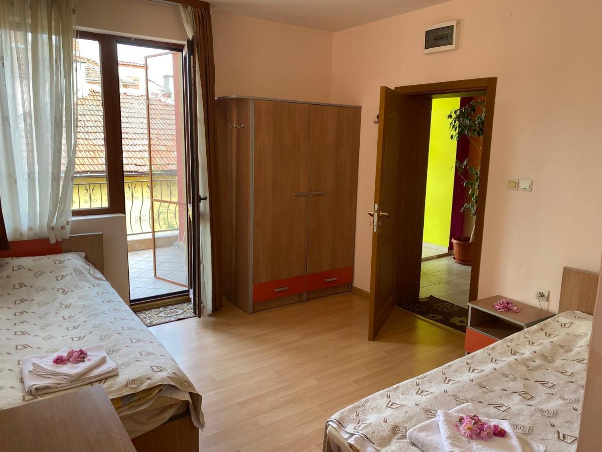 Family Hotel Kavrakovi Pavel Banya Exterior photo